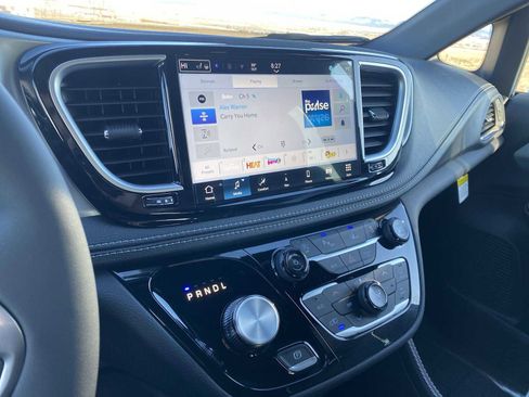 New 2026 Chrysler Pacifica Limited image 23