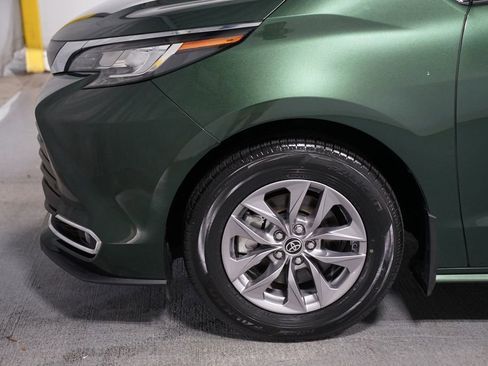 Used 2023 Toyota Sienna XLE FWD image 5