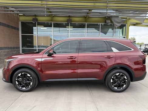 Used 2024 Kia Sorento S image 7