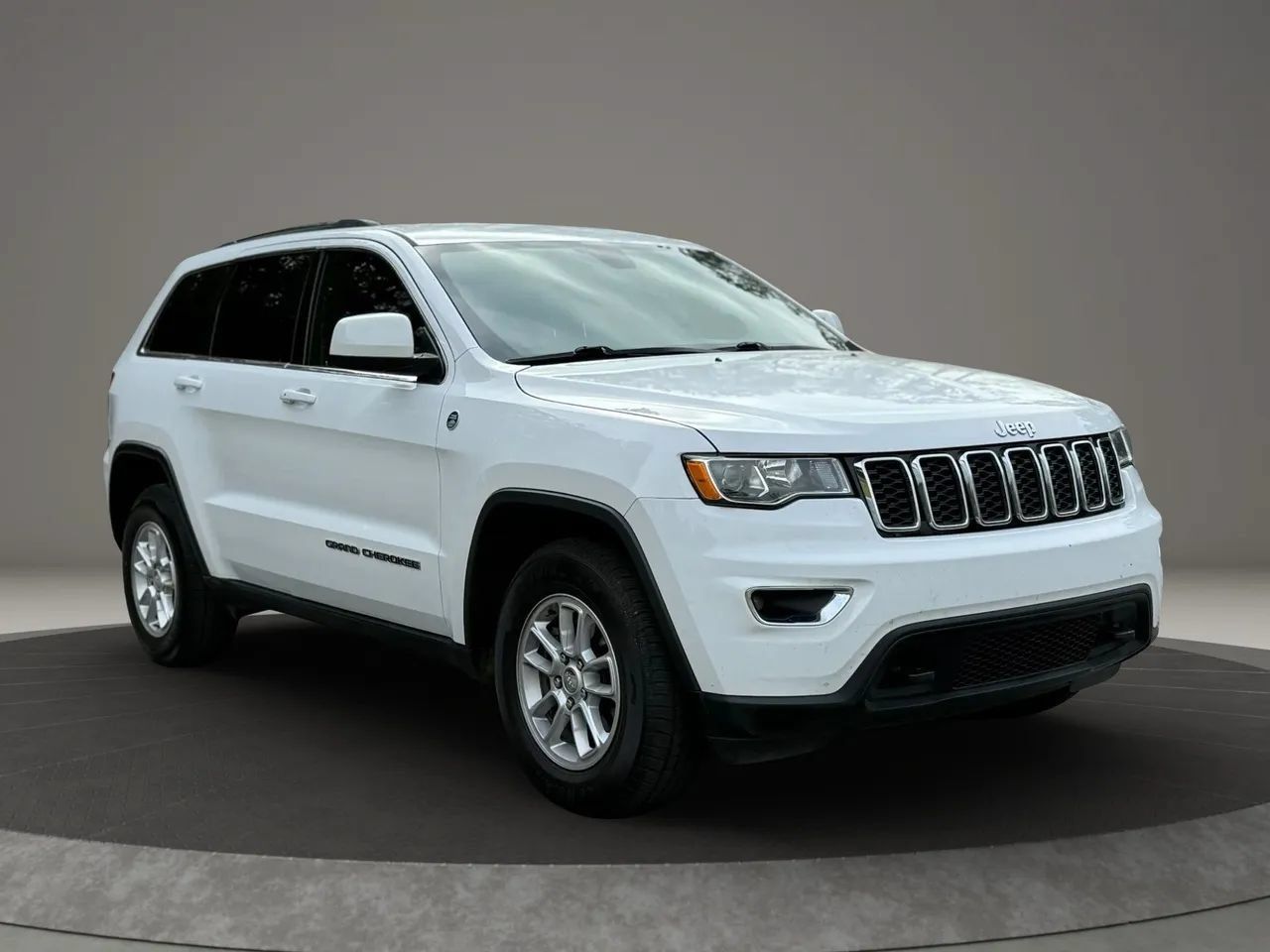 Used 2019 Jeep Grand Cherokee Laredo AWD/4WD image 3