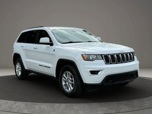 Used 2019 Jeep Grand Cherokee Laredo AWD/4WD image 3