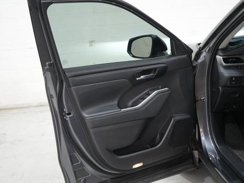 Used 2021 Toyota Highlander XLE image 13