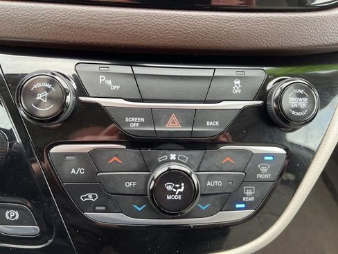 Certified 2017 Chrysler Pacifica Touring-L image 28