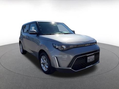Used 2025 Kia Soul LX w/ LX Technology Package image 3