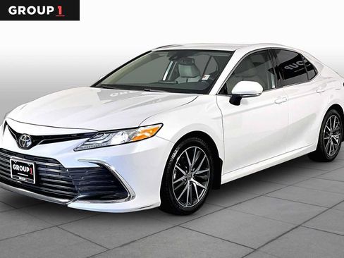 Used 2023 Toyota Camry XLE FWD image 1