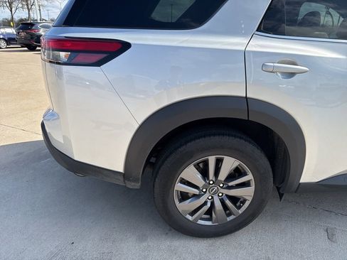 Used 2025 Nissan Pathfinder SV image 6