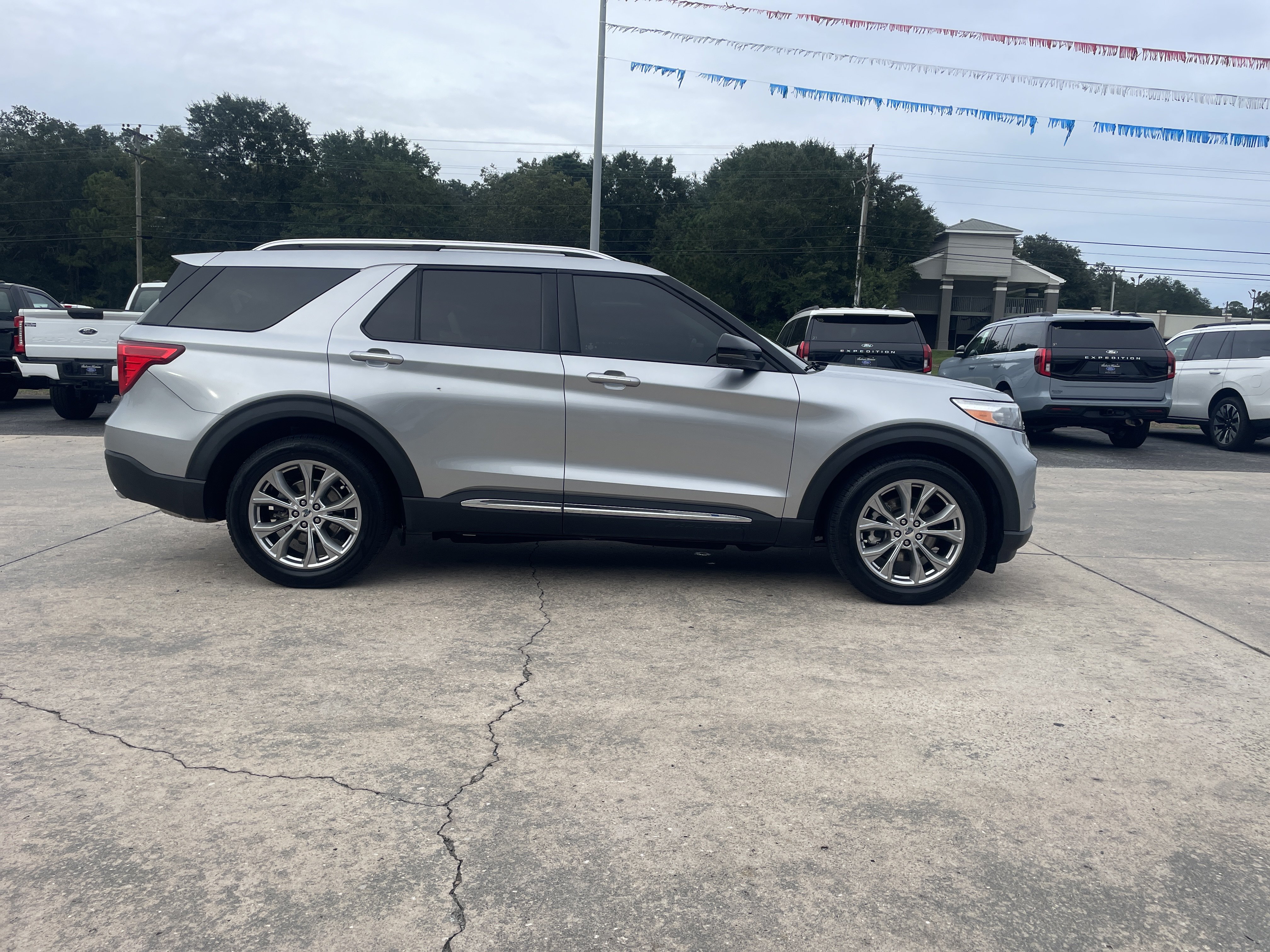 Used 2022 Ford Explorer Limited w/ Equipment Group 301A RWD image 5