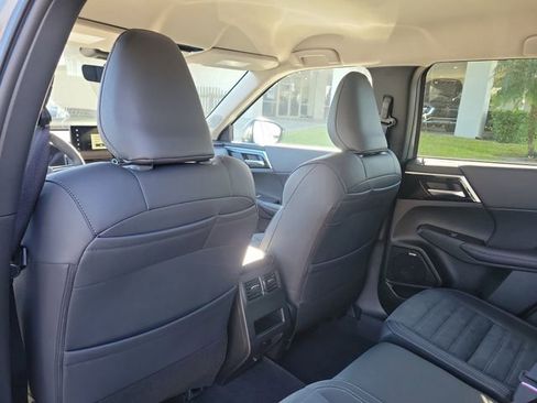 New 2026 Mitsubishi Outlander SE image 15