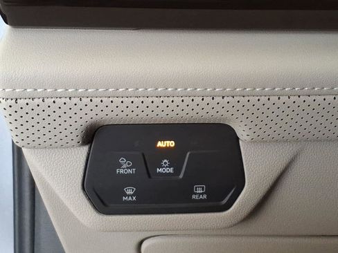 Used 2024 Volkswagen Atlas SE FWD image 11