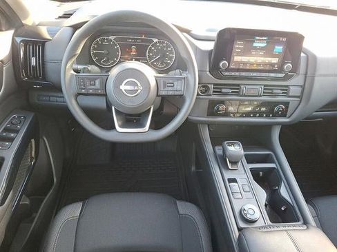 Used 2025 Nissan Pathfinder S image 13