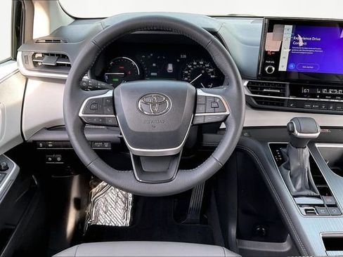 Used 2025 Toyota Sienna XLE image 8