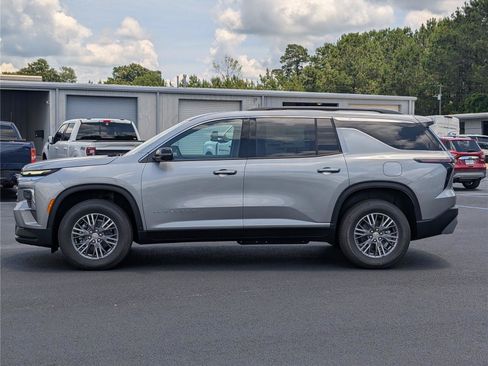 New 2026 Chevrolet Traverse LT w/ Driver Confidence Package FWD image 2