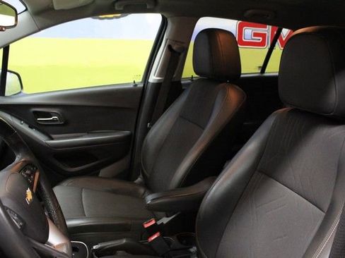 Used 2022 Chevrolet Trax LT w/ LT Convenience Package image 19