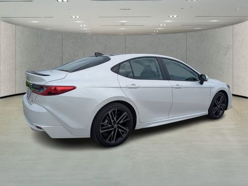 Used 2025 Toyota Camry LE image 3