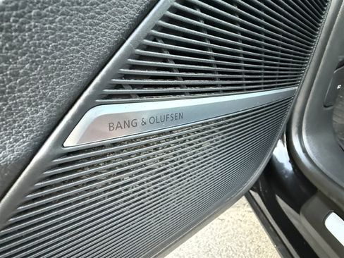 Used 2022 Audi Q8 Prestige w/ Prestige Package image 32