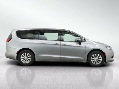 Used 2017 Chrysler Pacifica Touring w/ Tire & Wheel Group FWD image 6