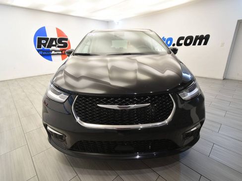 Used 2024 Chrysler Pacifica Limited FWD image 8