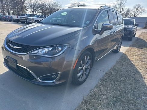Used 2017 Chrysler Pacifica Limited w/ UConnect Theater Package image 1