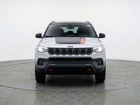 Used 2025 Jeep Compass Trailhawk image 2