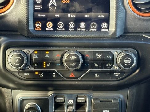 Used 2023 Jeep Gladiator Mojave w/ Cold Weather Group image 18