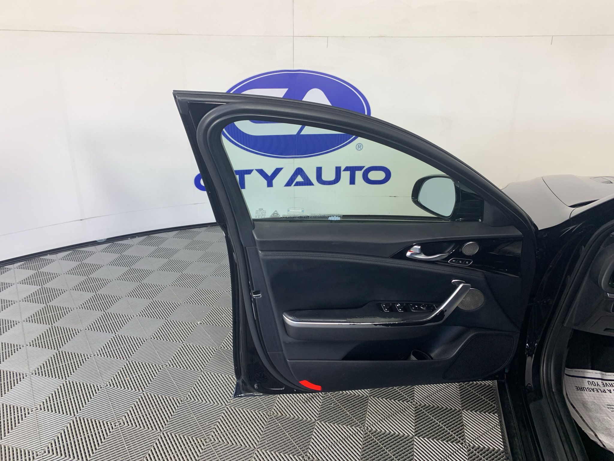 Used 2018 Kia Stinger Premium RWD image 13