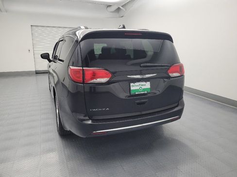 Used 2017 Chrysler Pacifica Touring-L Plus w/ Tire & Wheel Group FWD image 6