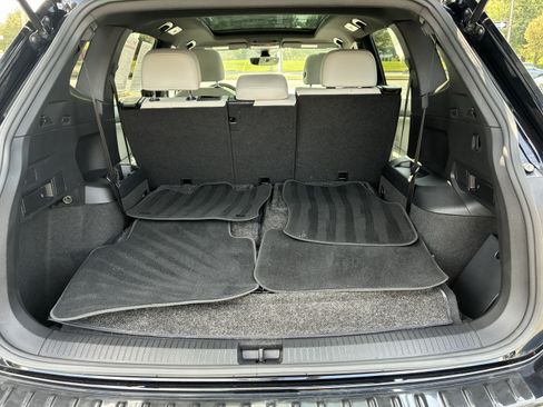 Used 2023 Volkswagen Tiguan SE R-Line FWD image 17