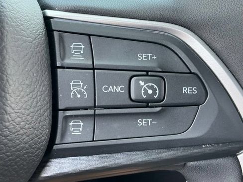 Used 2025 Jeep Grand Cherokee Altitude AWD/4WD image 32
