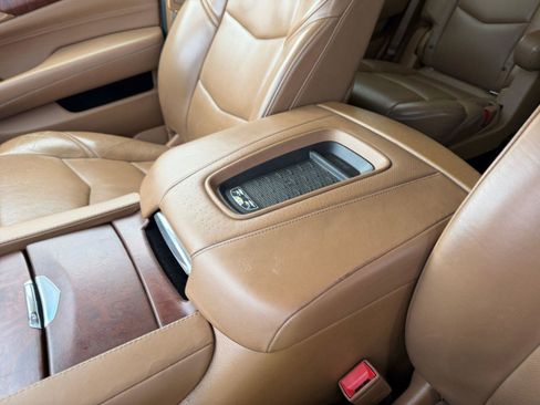 Used 2016 Cadillac Escalade Platinum AWD/4WD image 32