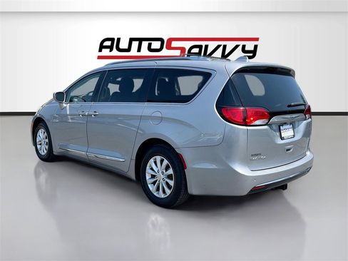 Used 2018 Chrysler Pacifica Touring-L image 5