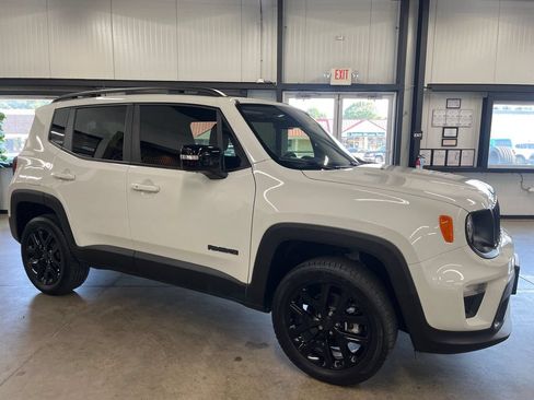 Used 2023 Jeep Renegade Altitude w/ Sun/Sound Group AWD/4WD image 16