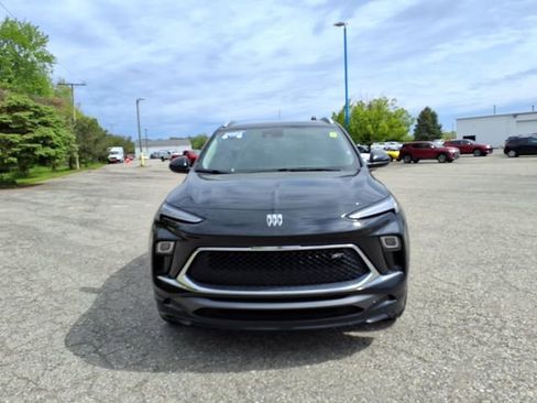 Used 2024 Buick Encore GX Sport Touring FWD image 2