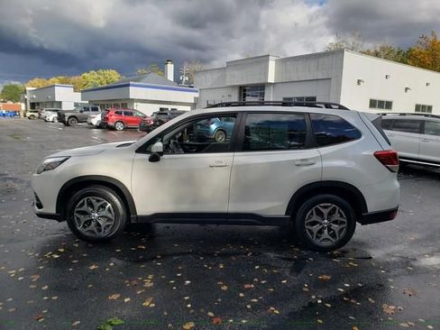Used 2023 Subaru Forester Premium image 7