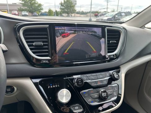 Used 2024 Chrysler Pacifica Touring-L FWD image 11