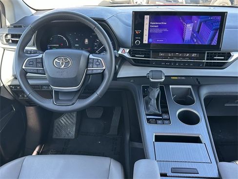 Used 2025 Toyota Sienna XLE image 11