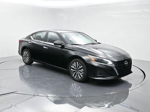 Used 2024 Nissan Altima 2.5 SV image 2