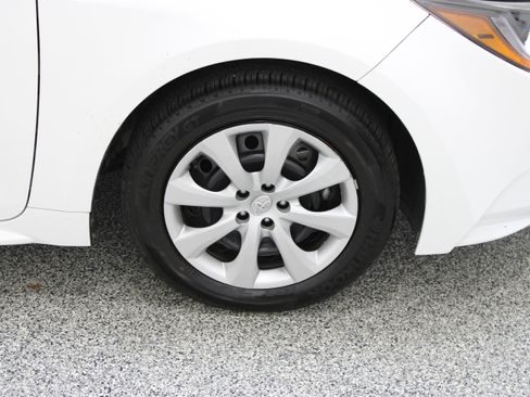 Used 2026 Toyota Corolla LE FWD image 5