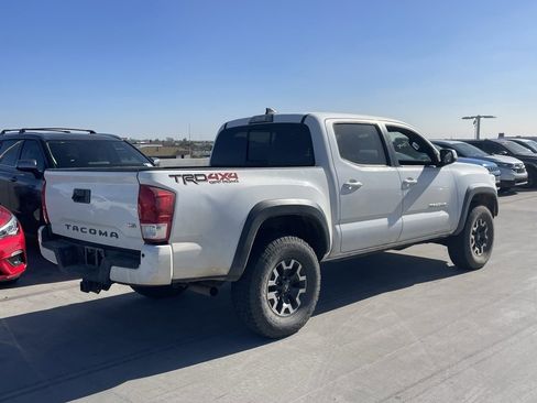 Used 2017 Toyota Tacoma TRD Off-Road image 2