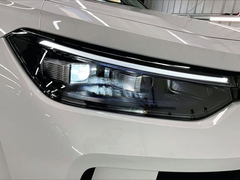 Used 2025 Volkswagen Tiguan SE w/ Panoramic Sunroof Package image 30