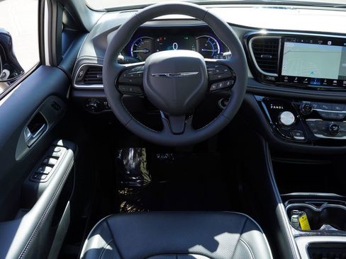 Certified 2024 Chrysler Pacifica Premium image 21