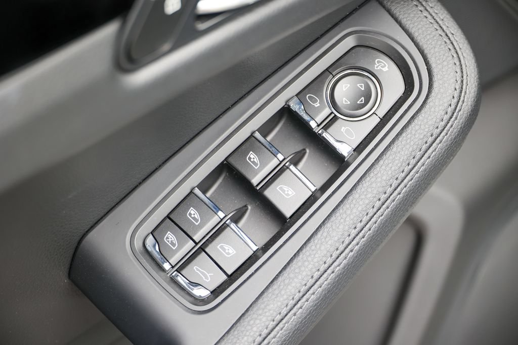 Certified 2026 Porsche Macan AWD/4WD image 9