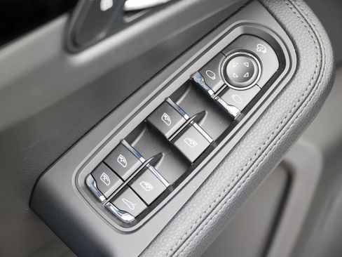 Certified 2026 Porsche Macan AWD/4WD image 9
