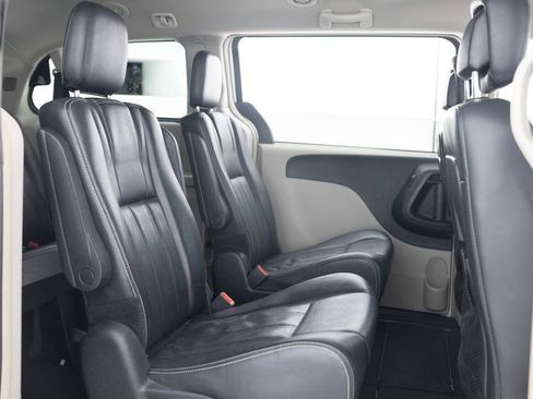 Used 2013 Chrysler Town & Country Touring FWD image 31