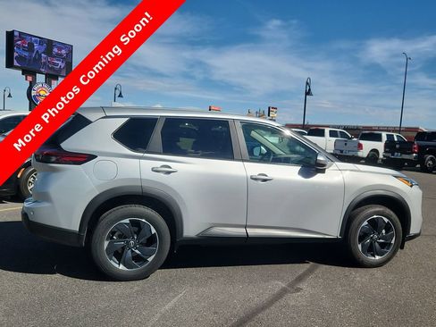 Used 2024 Nissan Rogue SV image 2