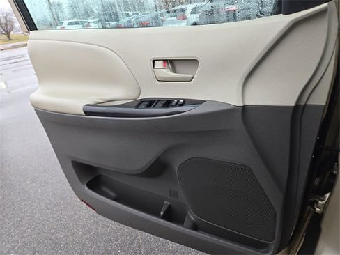 Used 2011 Toyota Sienna LE image 20