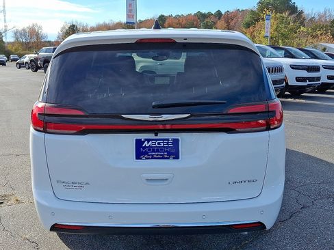 New 2026 Chrysler Pacifica Limited image 5