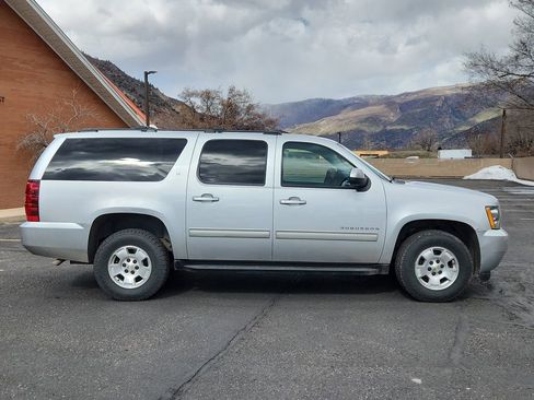 Used 2014 Chevrolet Suburban LT w/ Luxury Package image 2