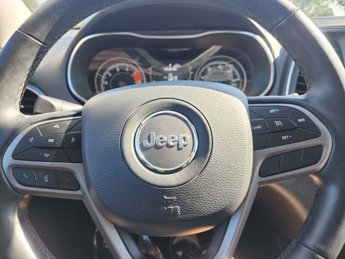 Used 2019 Jeep Cherokee Latitude Plus w/ Comfort/Convenience Group AWD/4WD image 28