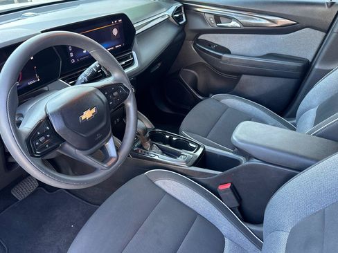 Used 2025 Chevrolet TrailBlazer LT FWD image 2