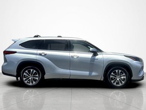 Certified 2021 Toyota Highlander XLE FWD image 6